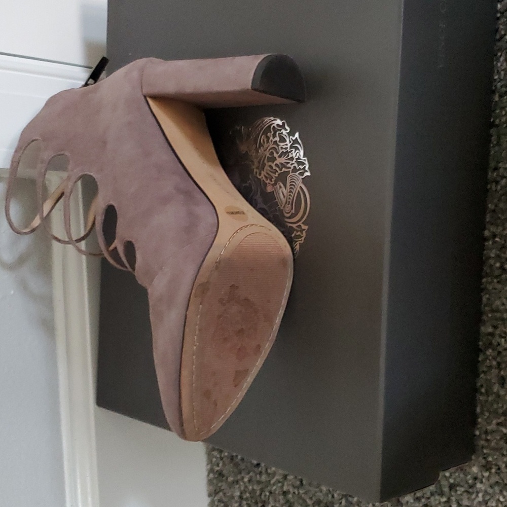 Heels - Picture 3 of 3
